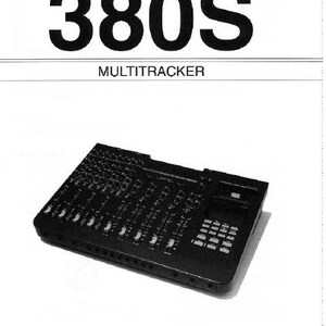 Op de afbeelding: Zwart Fostex Model 380S Multitracker audio-opnameapparaat. Het apparaat heeft tal van knoppen, knoppen en schuifregelaars. De bovenkant van de afbeelding leest "Owner's Manual" en "Model 380S MULTITRACKER". Het Fostex-logo staat onderaan.