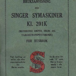 May include: A green instruction manual for a Singer sewing machine model 201K. The manual has the title "BRUKSANVISNING" and the text "SINGER SYMASKINER KI. 201K (ROTERENDE GRIPER, FREM- OG TILBAKETRANSPORTERENDE) FOR HUSBRUK". The manual also features a red Singer logo with the text "SINGER SYMASKINER SINGER".