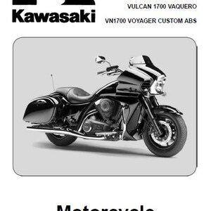Op de afbeelding: Zwart Kawasaki Vulcan 1700 Vaquero motorfiets servicehandleiding. De motorfiets is zwart met chromen accenten, inclusief zadeltassen, een kuip en een gedetailleerde motor. De titel van de handleiding wordt onder de motorfietsafbeelding weergegeven.