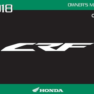 以下が含まれることがあります： 2018年式CRF110Fオートバイのオーナーズマニュアル。表紙は黒で、白い文字と白いロゴが入っています。ホンダのロゴは一番下にあります。上部には「OWNER'S MANUAL」と書かれています。