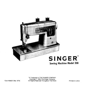 Może przedstawiać: Czarno-białe zdjęcie maszyny do szycia Singer model 338. Maszyna ma biały nawijacz szpulki i czarny pedał. Tekst "SINGER" i "Sewing Machine Model 338" jest wydrukowany pod maszyną.