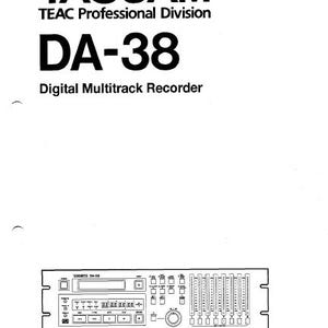 Pode incluir: Imagem em preto e branco de um gravador multipista digital Tascam DA-38. A imagem inclui o texto "TASCAM", "DA-38" e "OWNER'S MANUAL". O gravador possui vários botões, botões e controles deslizantes.