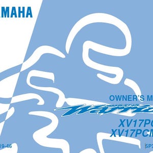 Op de afbeelding: Een lichtblauwe Yamaha Owner's Manual cover. De cover toont het Yamaha-logo, een gestileerde witte motorfietsafbeelding en het woord "Warrior" in een blauw-witte letter. De tekst "Owner's Manual" is ook zichtbaar.