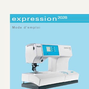 Könnte beinhalten: Eine weiße Pfaff expression 2028 Nähmaschine mit einem blau-weißen Display. Die Maschine hat ein schwarzes Fußpedal und einen weißen Tisch.