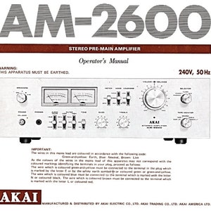 Peut inclure: Un amplificateur stéréo pré-principal vintage Akai AM-2600 avec une face avant argentée et des boutons noirs. Le panneau avant comprend un bouton de volume, un bouton de balance et un bouton de sélection. Le texte "WARNING: THIS APPARATUS MUST BE EARTHED." est imprimé en noir sur fond blanc.