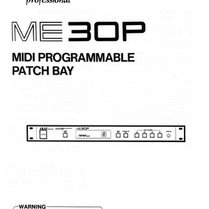Könnte beinhalten: Schwarzweißbild eines Akai ME 30P MIDI Programmable Patch Bay. Das Gerät hat ein schwarzes rechteckiges Gehäuse mit einer silbernen Frontplatte. Auf der Frontplatte ist der Text "AKAI ME 30P" aufgedruckt. Auf der Frontplatte befinden sich mehrere Knöpfe und Drehregler.