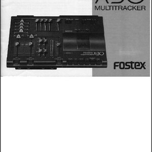Op de afbeelding: Zwart-wit afbeelding van een Fostex X-30 Multitracker. Het apparaat heeft talrijke schuifregelaars, knoppen en knoppen. De tekst "Owner's Manual" en "X-30 MULTITRACKER" zijn zichtbaar. Het Fostex-logo staat rechtsonder.