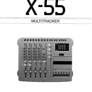 Op de afbeelding: Zwart-wit afbeelding van een Fostex X-55 Multitracker. Het apparaat heeft meerdere schuifregelaars, knoppen en toetsen, met de modelnaam en het merk prominent weergegeven. De afbeelding komt uit de handleiding.