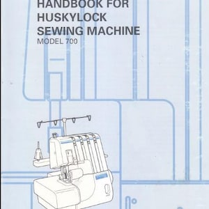 Puede incluir: Una máquina de coser Husqvarna Husklylock modelo 700 blanca con una ilustración en blanco y negro de la máquina sobre un fondo azul claro. La máquina tiene un enhebrador de aguja, un pedal y un devanador de bobina.