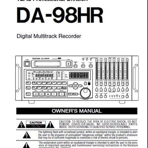 Pode incluir: Imagem a preto e branco de um gravador multipista digital TASCAM DA-98HR. O dispositivo possui inúmeros botões, botões e controles deslizantes. O texto "OWNER'S MANUAL" é visível, juntamente com símbolos de aviso e texto sobre choque elétrico e umidade.