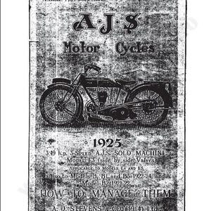 Könnte beinhalten: Ein Schwarzweißbild eines A.J.S.-Motorrads aus dem Jahr 1925. Das Bild stammt aus einer Vintage-Werbung für das Motorrad. Der Text lautet "1925", "3.49 h.p. 3-SPEED A.J.S. SOLO MACHINE MODEL E3 (side by side Valves)", "APPLICABLE TO MODELS E4 AND E5", "Also to Models B, Bl. and B5 1922-24, and Model B2 1921-22", "HOW TO MANAGE THEM", "A. J. STEVENS & CO. (1914) Ltd.", "GRAISELEY HOUSE, WOLVERHAMPTON".