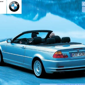 以下が含まれることがあります： 黒い内装のライトブルーのBMWコンバーチブルカー。車は青い背景で動いています。BMWのロゴが左上に表示されています。ナンバープレートはM-RT 9138です。