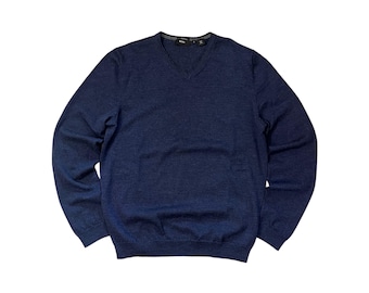 Maglione Hugo Boss in lana merino extrafine, blu navy, con scollo a V.