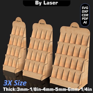 Puede incluir: Tres expositores de madera con m&uacute;ltiples estantes. Los expositores est&aacute;n etiquetados como "By Laser" y "3X Size". El grosor se indica como 3mm-1/8in-4mm-5mm-6mm-1/4in. La imagen tambi&eacute;n incluye iconos de tipo de archivo: SVG, DXF, CDR, PDF y AI.
