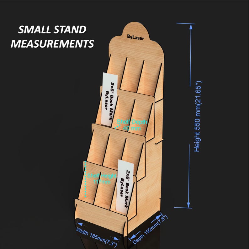 Puede incluir: Un expositor de madera con tres estantes, etiquetado "ByLaser". El soporte mide 185 mm de ancho, 192 mm de profundidad y 550 mm de alto. El texto "SMALL STAND MEASUREMENTS" est&aacute; en la parte superior. Cada estante contiene un marcap&aacute;ginas de 2x6".