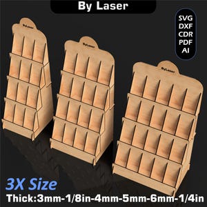 Puede incluir: Tres expositores de madera con m&uacute;ltiples estantes, etiquetados "By Laser" en la parte superior. Los expositores est&aacute;n hechos de madera de color claro y est&aacute;n dise&ntilde;ados para exhibir art&iacute;culos. El texto "3X Size" y las medidas de grosor son visibles.