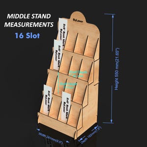 Puede incluir: Un expositor de madera con 16 ranuras para exhibir art&iacute;culos. El soporte mide 550 mm de alto, 241 mm de ancho y 192 mm de profundidad. El texto "MIDDLE STAND MEASUREMENTS 16 Slot" es visible. La marca "ByLaser" tambi&eacute;n es visible.