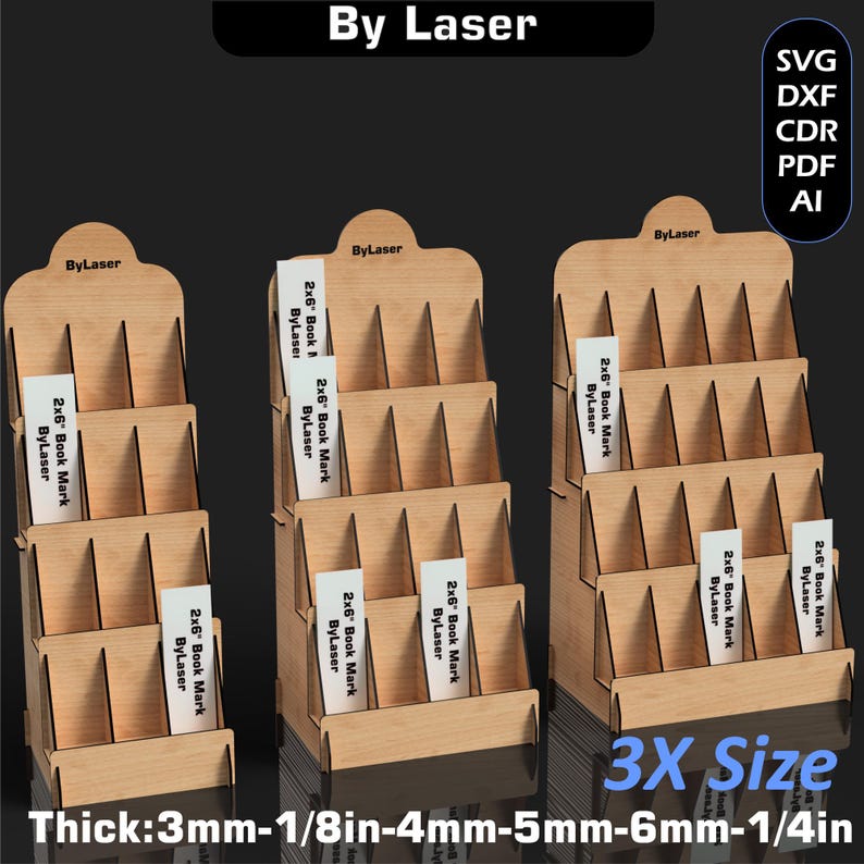 Puede incluir: Tres expositores de madera con m&uacute;ltiples estantes, cada uno con varias tarjetas blancas con la etiqueta "2x6 Book Mark ByLaser". Los expositores est&aacute;n etiquetados "By Laser" y "3X Size". El grosor de la madera es de 3mm-6mm.