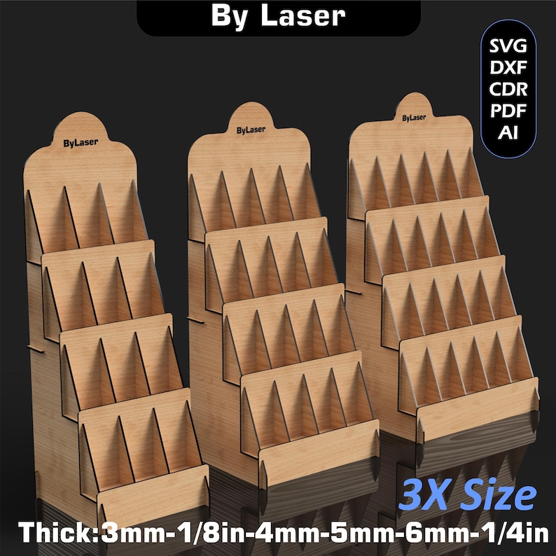 Puede incluir: Tres expositores de madera con m&uacute;ltiples estantes. Cada soporte tiene un dise&ntilde;o escalonado con divisores en &aacute;ngulo. Los soportes est&aacute;n hechos de madera de color claro y presentan el texto "By Laser" en la parte superior. Tambi&eacute;n se ve el texto "3X Size" y "Thick:3mm-1/8in-4mm-5mm-6mm-1/4in".