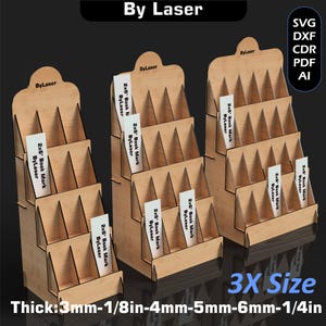 Puede incluir: Tres expositores de madera con m&uacute;ltiples estantes, cada uno con varias tarjetas blancas con la etiqueta "2x6 Book Mark ByLaser". Los expositores son de madera clara y presentan el texto "By Laser" en la parte superior. La imagen tambi&eacute;n incluye texto que indica diferentes grosores.