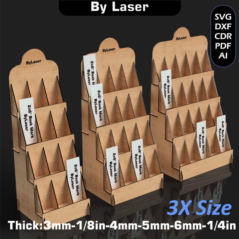 Puede incluir: Tres expositores de madera con m&uacute;ltiples estantes, cada uno con varias tarjetas blancas con la etiqueta "2x6 Book Mark ByLaser". Los expositores son de madera clara y presentan el texto "By Laser" en la parte superior. La imagen tambi&eacute;n incluye texto que indica diferentes grosores.