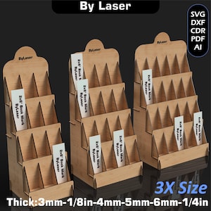 Puede incluir: Tres expositores de madera con m&uacute;ltiples estantes, cada uno con varias tarjetas blancas con la etiqueta "2x6 Book Mark ByLaser". Los expositores son de madera clara y tienen un dise&ntilde;o escalonado. El texto "By Laser" est&aacute; en la parte superior.