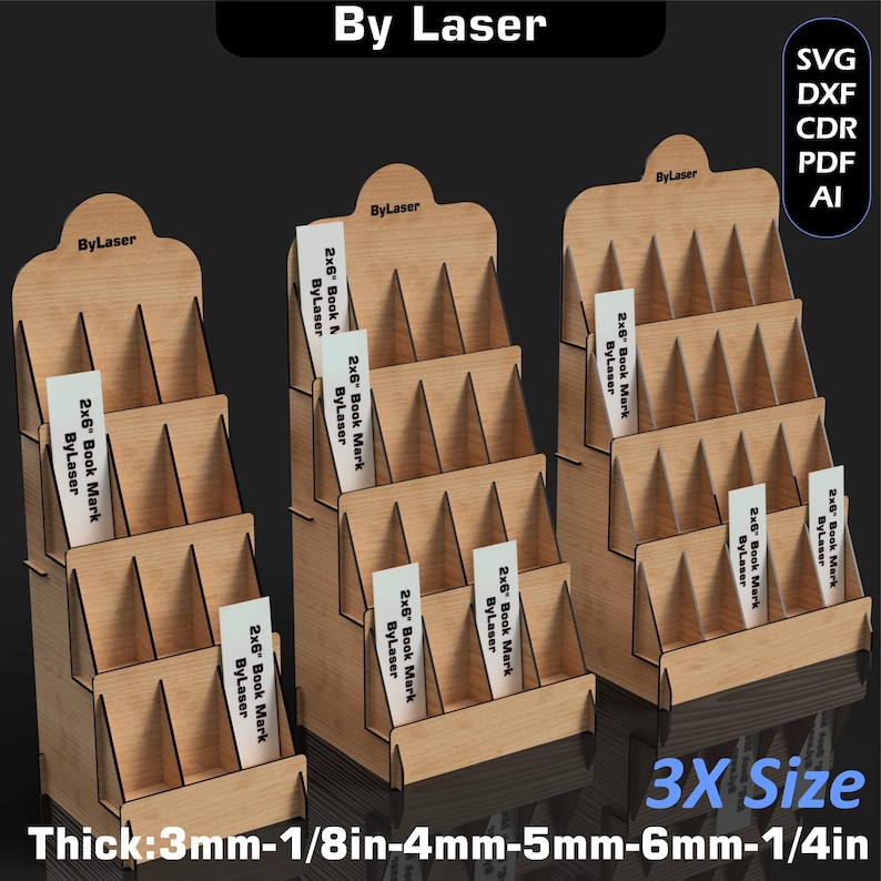 Puede incluir: Tres expositores de madera con m&uacute;ltiples estantes, cada uno con varias tarjetas blancas con la etiqueta "2x6 Book Mark ByLaser". Los expositores son de madera clara y tienen un dise&ntilde;o escalonado. El texto "By Laser" est&aacute; en la parte superior.
