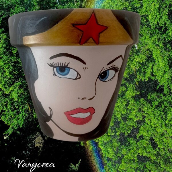 Pot de fleur en terre cuite peint la main Peinture acrylique pot décoré d'après Wonder woman customisation pot terre cuite cadeau fete meres