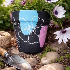 Vaso da fiori in terracotta dipinto a mano, decorato con un motivo floreale, un vaso da giardino personalizzato, un grazioso vaso in argilla blu, un regalo delizioso.