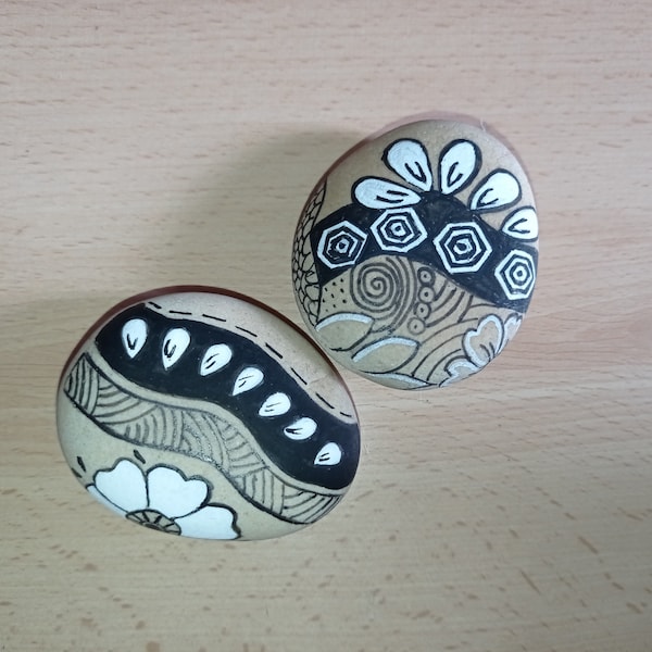 2 galets peints à la main peinture sur galet acrylique noir et blanc roche ou pierre peinte à la main 2 galets zen formes abstraites