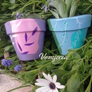 Maceta pintada a mano con un estampado floral morado y rosa, apta para plantas de interior o exterior, maceta decorativa, idea de regalo.