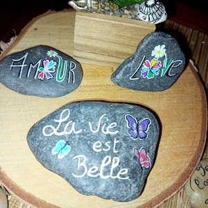 Beschilderde kiezels schilderen op kiezelsteen, voornaam schrijven op kiezelsteen, gepersonaliseerde kiezelsteen, woord, kiezelsteen, gepersonaliseerde kiezelsteen, voornaam cadeau