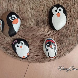 Guijarro pintado Guijarros de decoración navideña pingüino Pintura sobre guijarro Navidad hecha a mano Piedra pintada Guijarros decorativos navideños Guijarros de pingüino