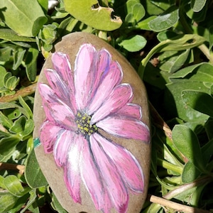 Ciottolo dipinto a mano, ciottolo a forma di fiore, pietra dipinta a mano, dipinto di ciottoli, fiori, regalo floreale decorativo, pietra decorativa da giardino