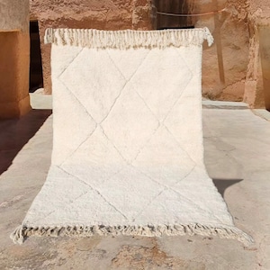 Tapis Berbère Marocain traditionnel Fait Main design élégant et raffiné écru Authenticité des Montagnes de l'Atlas style Beni Ourain image 1