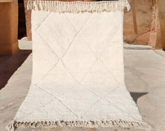 Tapis Berbère Marocain traditionnel Fait Main - design élégant et raffiné écru - Authenticité des Montagnes de l'Atlas - style Beni Ourain -