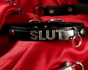 Custom, SLUT, DADDY oder PUDDIN dicker Kragen mit großem silbernen Buchstaben-Halsband. Wählen Sie Ihre Worte.