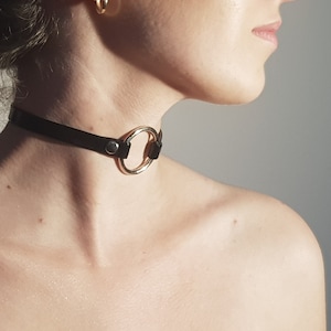 Tour de cou en cuir premium O ring day Collar. Collier cercle luxueux Punk, Goth, Emo. Tour de cou gothique en simili cuir noir avec o-ring image 3