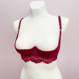 Cupless BH-Stütze, offener Cupless-BH im Regal, Halbschalen-BH mit Halbschalen