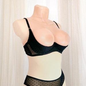 Offener Cupless-BH für große Brüste, offener Cupless-Dessous, offener Wäsche-Dessous im Schritt, durchsichtige Dessous