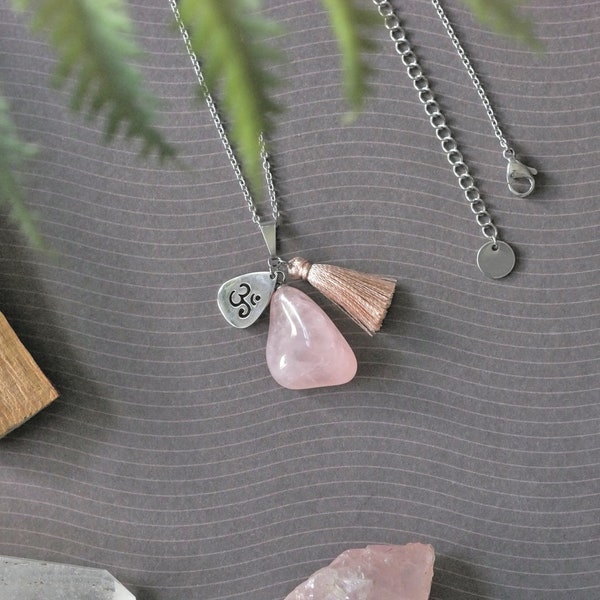 Amulette Porte Bonheur Quartz Rose Collier argenté Om Pendentif Quartz Rose Symbole Om Bijou Spirituel Lithothérapie Quartz rose