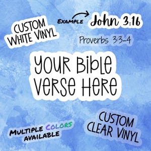Könnte beinhalten: Individuelle Vinylaufkleber mit Text, darunter "Johannes 3,16" und "Sprüche 3,3-4". Die Aufkleber sind weiß und transparent, mit der Option für mehrere Farben. Der Haupttext lautet "YOUR BIBLE VERSE HERE" in Schwarz.