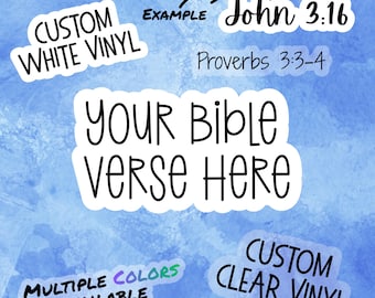 Puede incluir: Pegatinas de vinilo personalizadas con texto, incluyendo "Juan 3:16" y "Proverbios 3:3-4". Las pegatinas son blancas y transparentes, con la opción de múltiples colores. El texto principal dice "YOUR BIBLE VERSE HERE" en negro.