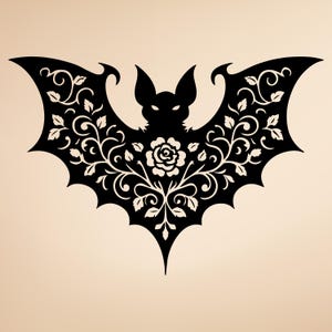 Puede incluir: Silueta negra de un murciélago con intrincados detalles florales blancos. Las alas del murciélago están extendidas, con una rosa en el centro. El diseño está sobre un fondo neutro, adecuado para Halloween o temas góticos.