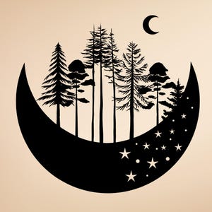 Puede incluir: Silueta negra de una luna creciente con una escena de bosque en su interior. Altos pinos y algunos árboles más pequeños están dentro de la luna. Estrellas y una luna creciente en el cielo crean una escena nocturna.