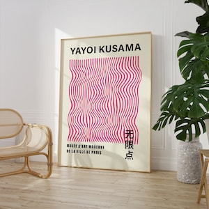 Może przedstawiać: Plakat z abstrakcyjnym wzorem w kolorze różowym i białym. Na plakacie widnieje tekst "Yayoi Kusama" i "Musée d'Art Moderne de la Ville de Paris". Plakat zawiera również japoński tekst "無限点", który tłumaczy się jako "Nieskończona Sieć".
