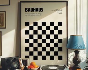 Puede incluir: Un póster en blanco y negro con el texto "BAUHAUS" en letras negras y en negrita. El póster también incluye el texto "SCHOOL OF ARCHITECTURE & ART 1919-1933 BERLIN". El póster presenta un patrón de tablero de ajedrez en blanco y negro.