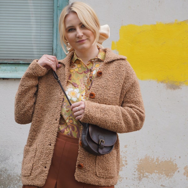 veste vintage bouclée cardigan en laine tricotée avec poches et col marron caramel, pull folklorique fait main, taille M/L