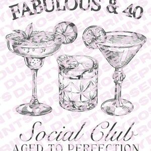 Può includere: Un'illustrazione in bianco e nero di tre bicchieri con il testo "Fabulous & 40 Social Club Aged to Perfection". I bicchieri sono un bicchiere da margarita, un bicchiere da martini e un bicchiere da old fashioned.