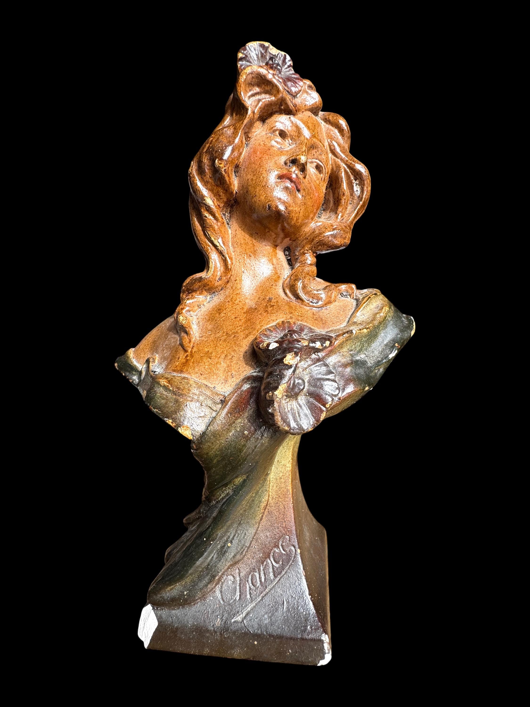 BUSTE DE FEMME en plâtre polychrome brun, La